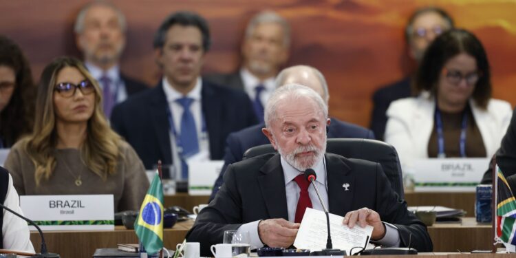 Lula critica o FMI e o Banco Mundial por financiarem nações desenvolvidas durante reunião do Brics