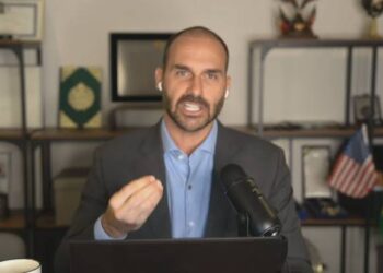 Eduardo Bolsonaro diz que não renunciará à Câmara e admite manter mandato por mais três meses