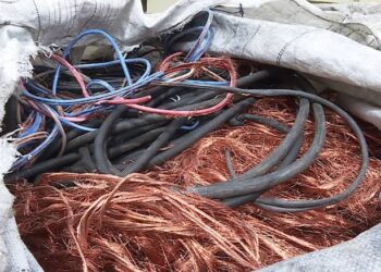 Ladrão equilibrista vira piada sobre fios elétricos, mas o drama do vício segue invisível