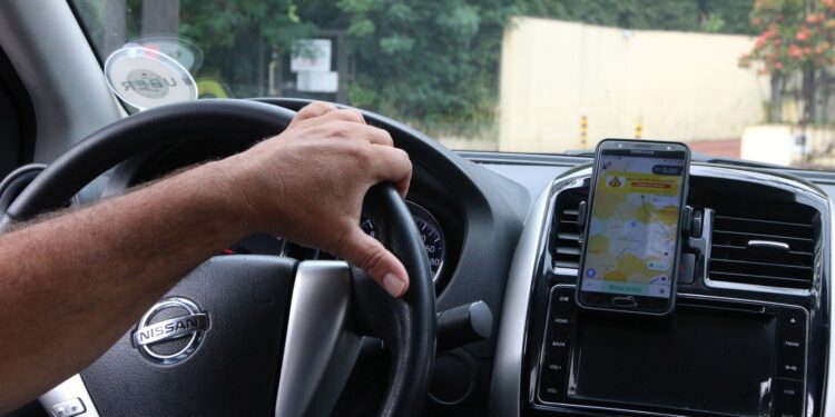 Crédito consignado para trabalhadores da CLT, incluindo motoristas de aplicativo, é sancionado por Lula