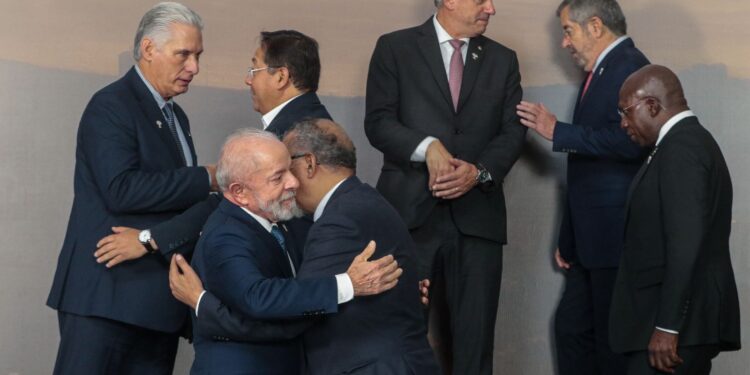 Lula defende aumento do espaço fiscal para combater doenças no Sul Global durante reunião do Brics