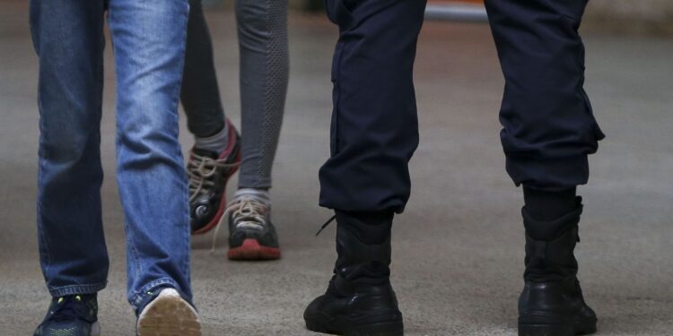 Governo planeja contratar monitores escolares profissionais para auxiliar na manutenção da disciplina e aumentar a eficiência do ensino em escolas públicas.