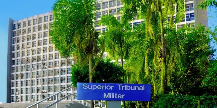 Suboficial da Marinha condenado por assédio a aluna