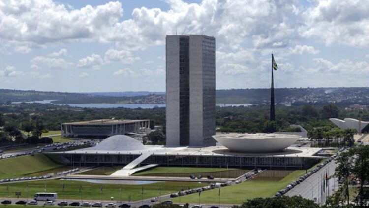 Governo vai taxar emendas Pix e reter 1% dos repasses a estados e municípios