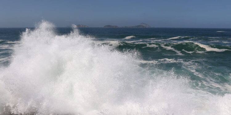 Ondas Fortes: Marinha Mantém Alerta no Rio de Janeiro