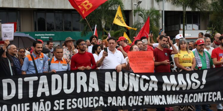 Autocracias superam democracias em número global, aponta estudo