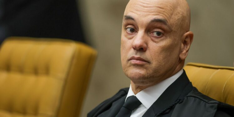 Moraes determina prisão domiciliar de Bolsonaro