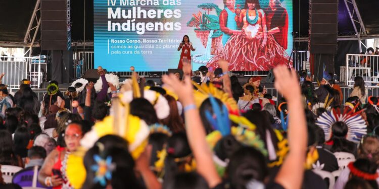 Marcha reúne 5 mil mulheres indígenas em Brasília por proteção
