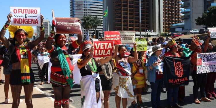 Mulheres Indígenas se Reúnem em Marcha Contra a Violência
