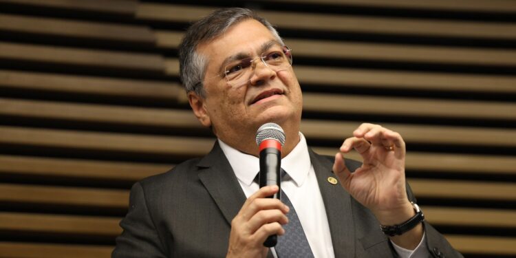 Dino limita veto a tribunais estrangeiros, exclui cortes internacionais