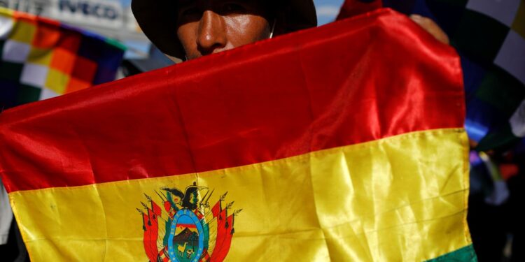 Direita boliviana avança em pesquisas presidenciais após quase duas décadas