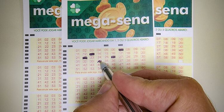 Mega-Sena acumula e ultrapassa R$ 65 milhões