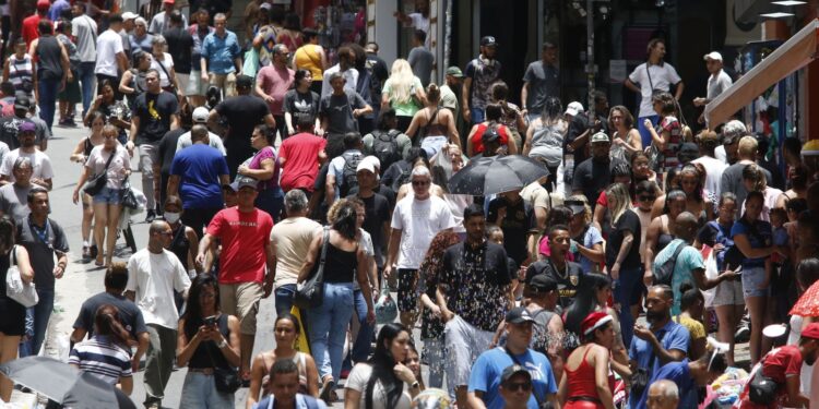 Brasil ultrapassa 213 milhões de habitantes em 2025