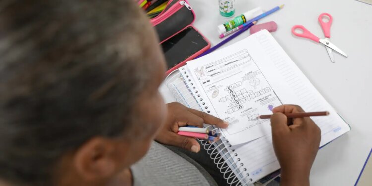 Emprego aprimora a capacidade de leitura, aponta estudo
