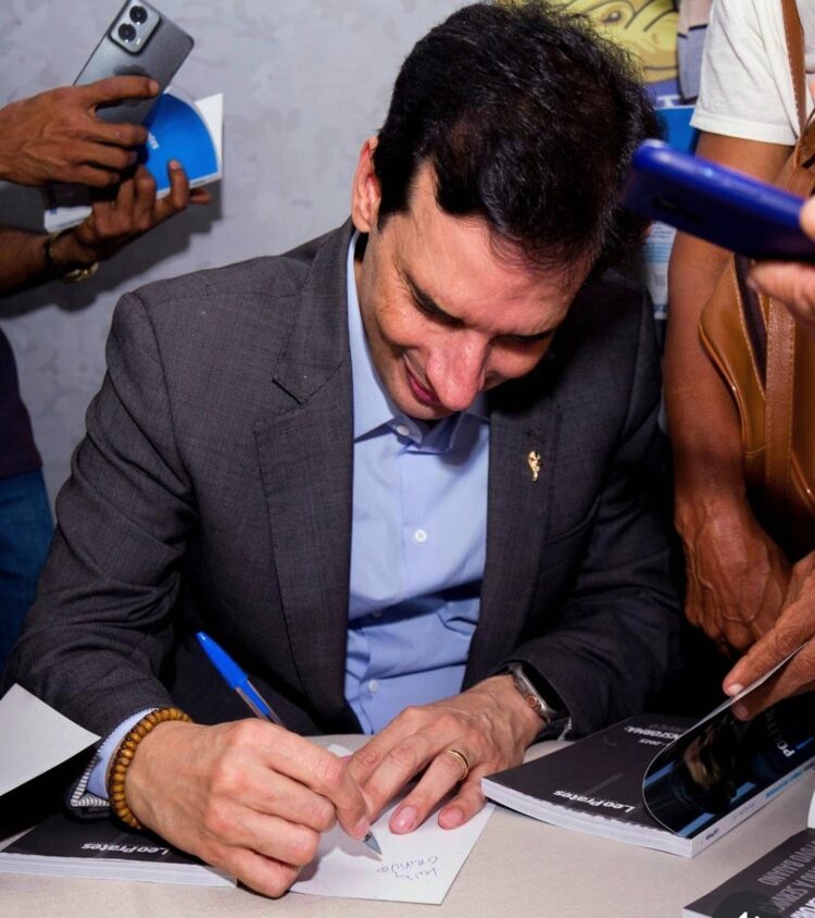 Leo Prates Lança Livro Sobre Política Participativa e Destaca Projetos na Câmara Federal