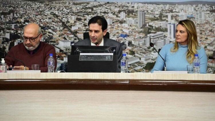 Deputado Leo Prates, e prefeita Sheila Lemos e lideranças regionais pressionam companhias aéreas por ampliação da malha e tarifas acessíveis.