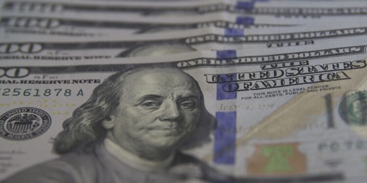 Dólar se mantém estável após eventos políticos e decisão do Copom