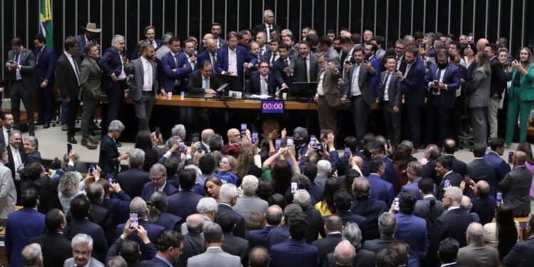 Obstrução no Plenário leva a pedido de respeito por Hugo Motta