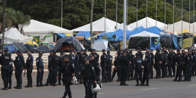 Casal é denunciado por desviar R$ 1 milhão de acampamento golpista