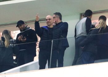 Fotógrafo que flagrou gesto obsceno de Moraes é demitido do Estadão e acusa censura: “Esconderam a foto”