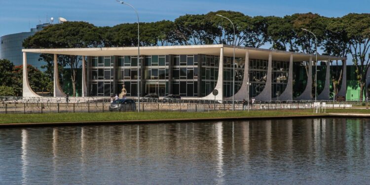 STF enfrenta turbulência com trama golpista e mudança na presidência