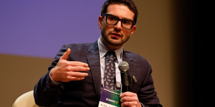 Tarifaço não convence nem americanos, alerta economista