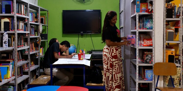 Leitura ganha impulso com ações públicas e comunitárias