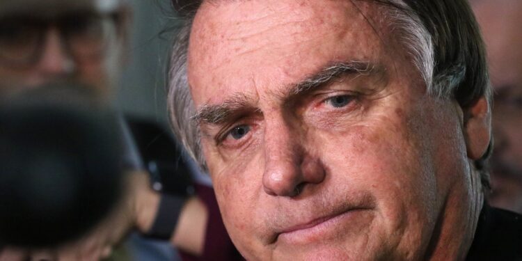 Bolsonaro solicita a Moraes aval para exames médicos.