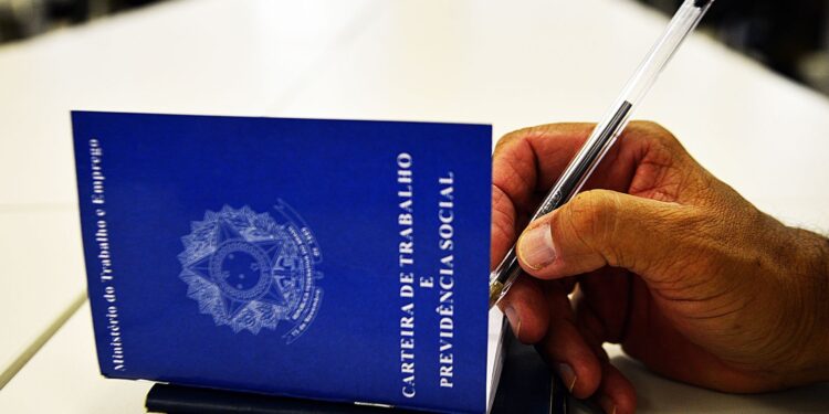 Desemprego se mantém em recorde histórico de 5,6% em agosto