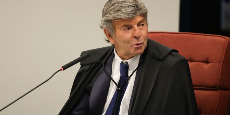 Fux condena golpismo: Bolsonaro é absolvido, Braga Netto e Cid, não.