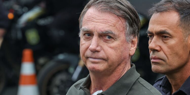 Bolsonaro retorna à prisão domiciliar após tratamento para lesões.