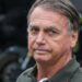 Bolsonaro retorna à prisão domiciliar após tratamento para lesões.