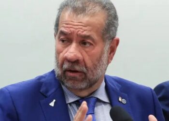 Ex-ministro Carlos Lupi depõe na CPMI sobre irregularidades no INSS