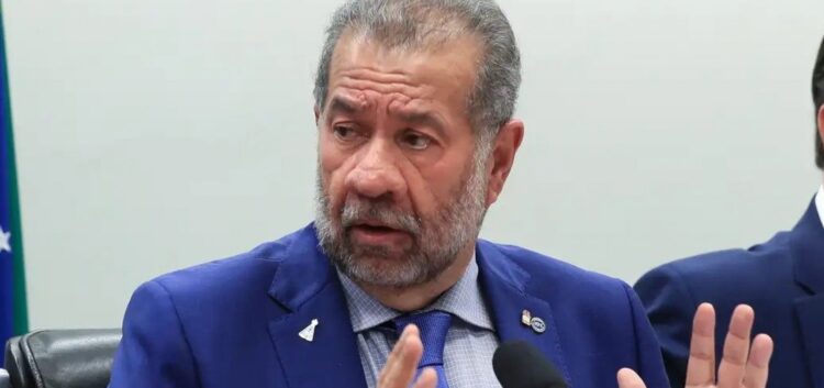 Ex-ministro Carlos Lupi depõe na CPMI sobre irregularidades no INSS