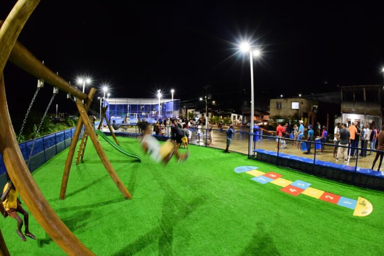 Prefeitura inaugura praça com área de lazer e esporte em Nova ConstituinteEquipamento reúne espaços para crianças, atividades físicas e convivência comunitária