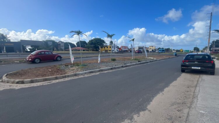 Mudanças no trânsito da BA-099 alteram acessos a Barra do JacuípeIntervenções da Seinfra de Camaçari buscam melhorar fluidez e segurança viária na Estrada do Coco