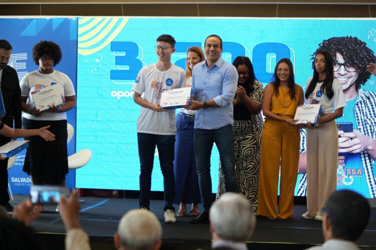 Prefeitura de Salvador entrega certificados e tablets a 400 jovens da primeira fase do programa Geração SSA