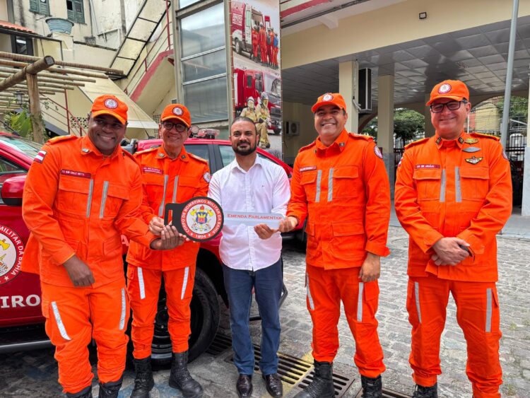 Capitão Alden entrega novas viaturas para Corpo de Bombeiros Militar da Bahia