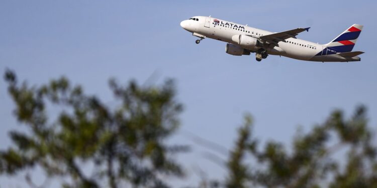 Latam aposta em Embraer e encomenda 24 novas aeronaves