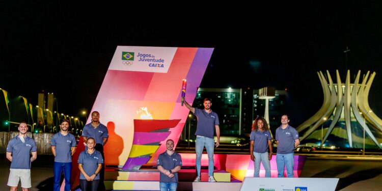 Juventude em festa: Pira acesa marca abertura dos Jogos