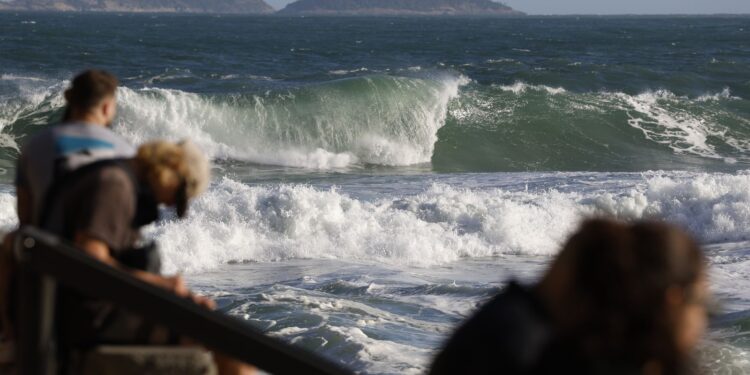 Adolescente Resgatado Após Desaparecimento no Mar com Namorada