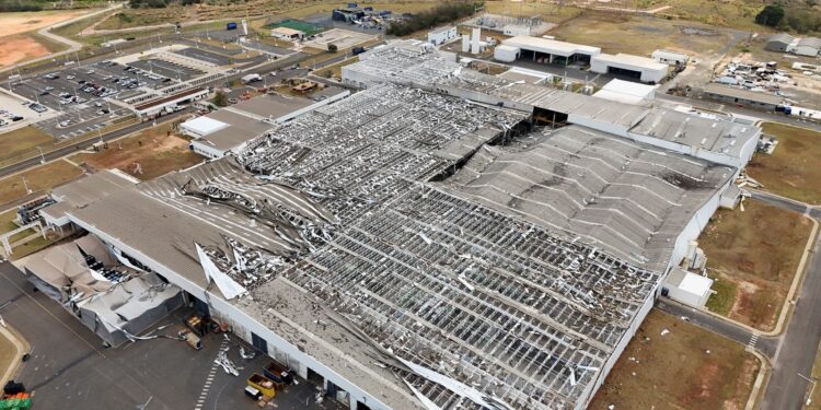 Toyota interrompe produção em SP após fábrica ser destruída por enchentes