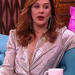 Claudia Raia é criticada após confundir recurso de acessibilidade com uso de celular durante peça