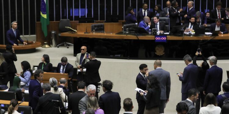 Urgência aprovada para liberar R$ 1,5 bilhão para saúde e educação