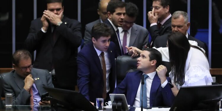 Blindagem avança: PEC agora protege deputados estaduais e distritais