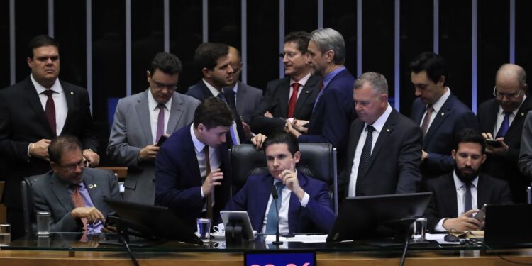 PEC da Blindagem Avanca no Congresso.