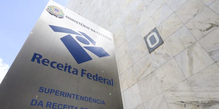 Receita Federal apreende combustível irregular em dois navios no Rio