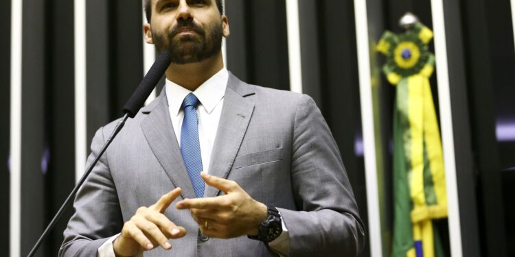 Moraes encaminha denúncia contra Eduardo Bolsonaro ao MPF