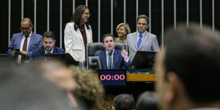PEC da Blindagem ameaça dificultar ações de combate à corrupção