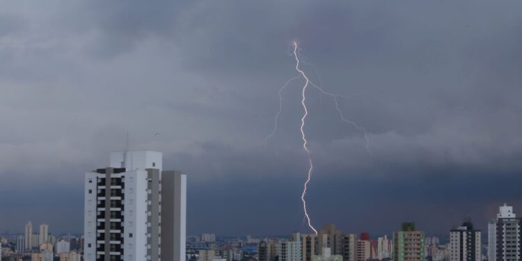 Cobertura da Arena derrubada por ventos fortes deixa 8 feridos em SP